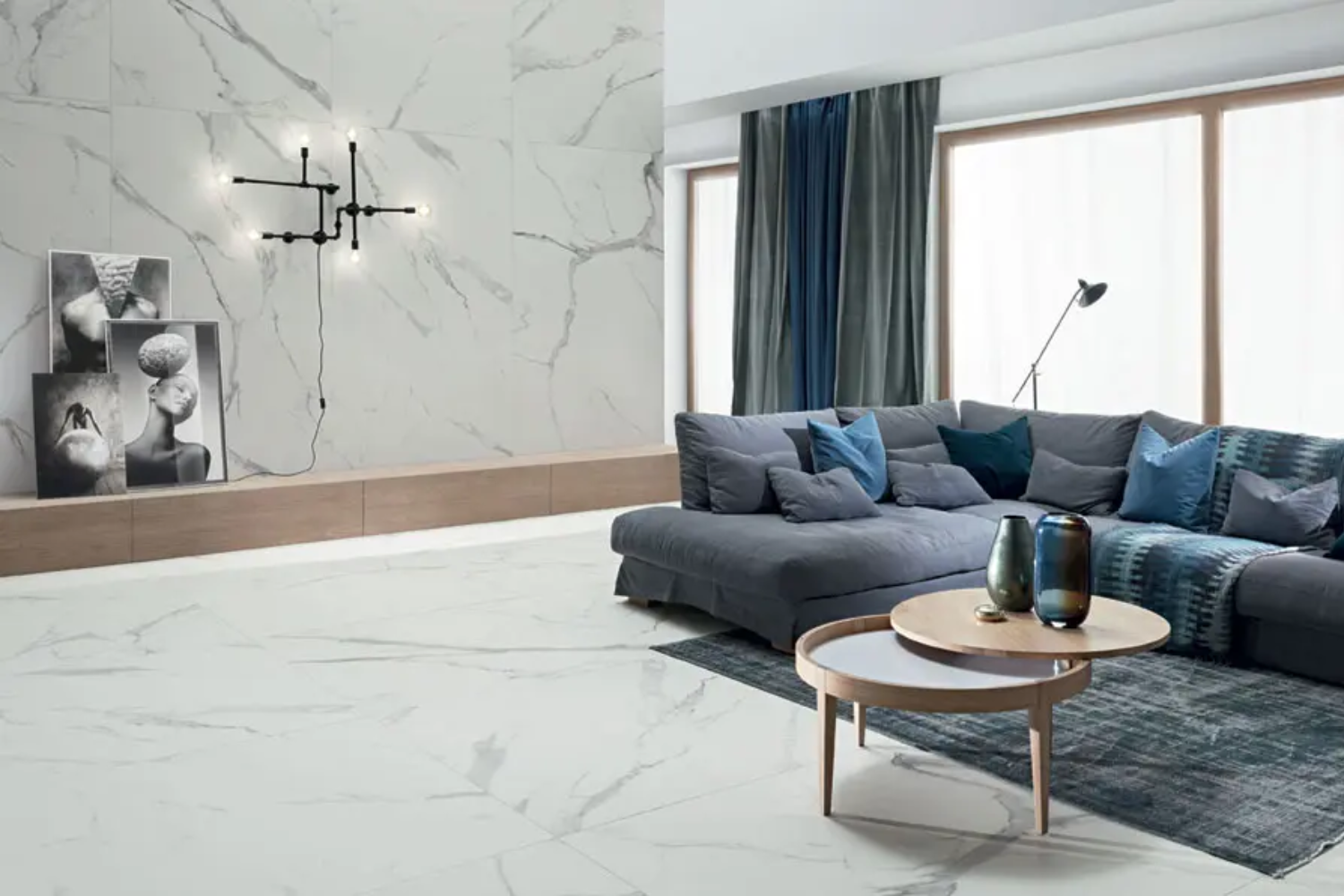 Elegancki salon z płytkami imitującymi marmur Tubądzin Pietrasanta